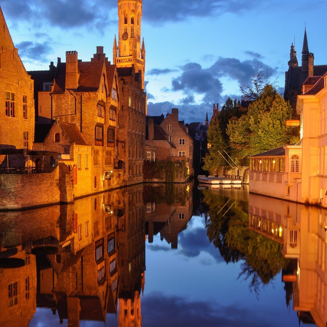 City lights and late nights 🌃 Thanks @qa_artist_1 for the tip 🙏 📍 Bruges #cityscape [QA] 📷 Arcalino · CC BY-SA 3.0