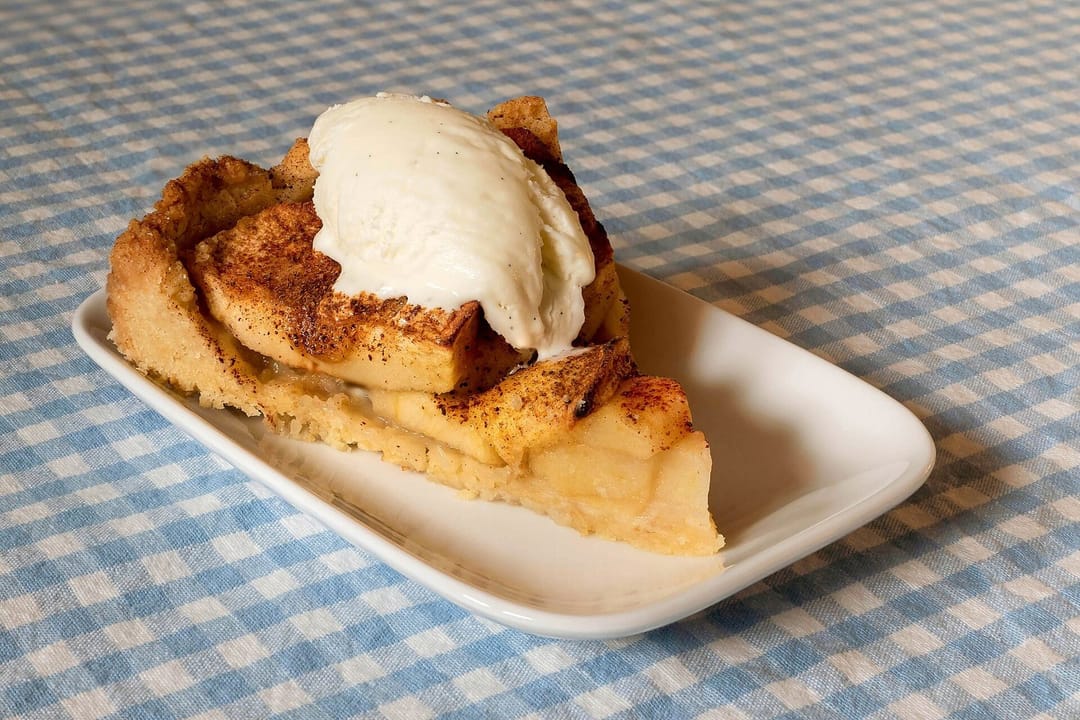 Okay but apple cake with vanilla ice cream deserve their own fan club 🤤 #foodie [QA] 📷 W.carter, Daria Yakovleva · CC… (1/3)