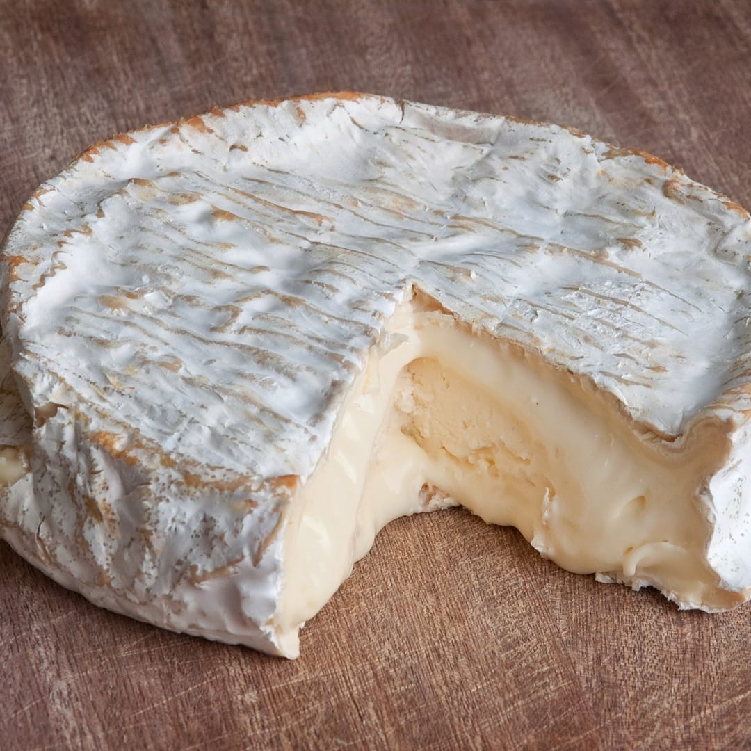 Raw-milk Coulommiers + a rainy afternoon = perfect combo 🌧️ #foodie #photo [QA] 📷 Myrabella · CC BY-SA 3.0