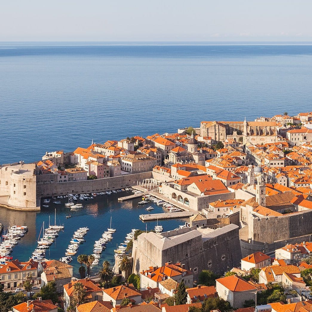 Architecture crush of the week: the old town 🏛️ 📍 Dubrovnik #wanderlust #art [QA] 📷 Diego Delso, Benh LIEU SONG, Ben… (1/3)