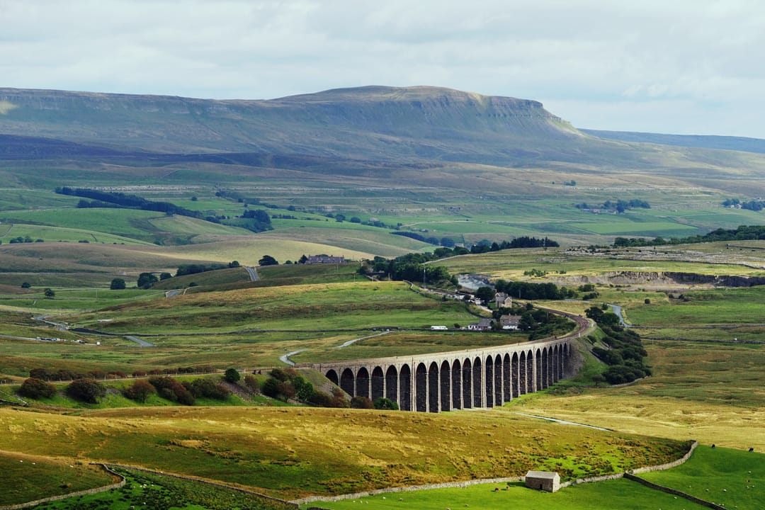 Quiet mornings like this one 🌄 h/t @qa_artist_1 📍 Yorkshire Dales #mountains #art [QA] 📷 Kreuzschnabel, Kabelleger /… (1/3)