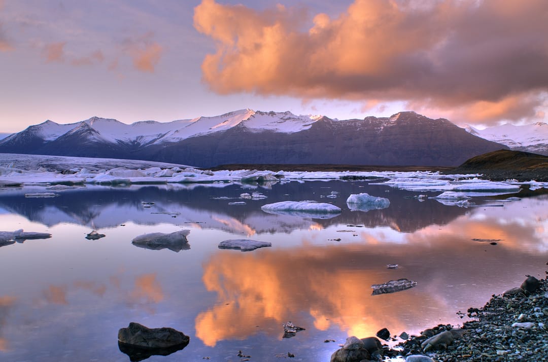 Adding the glacier lagoon to your list? You should 📌 📍 Jokulsarlon, Iceland #goldenhour #art [QA] 📷 Kenny Muir · CC …