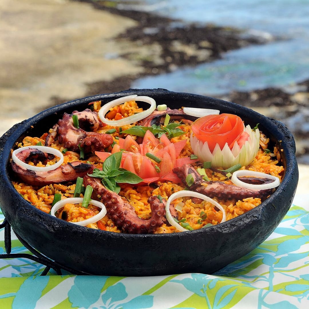Little table, big flavours: moqueca 🌿 📍 Anchieta, Brazil #foodie #coffee [QA] 📷 MTur Destinos, Tomascastelazo, Petar… (1/3)